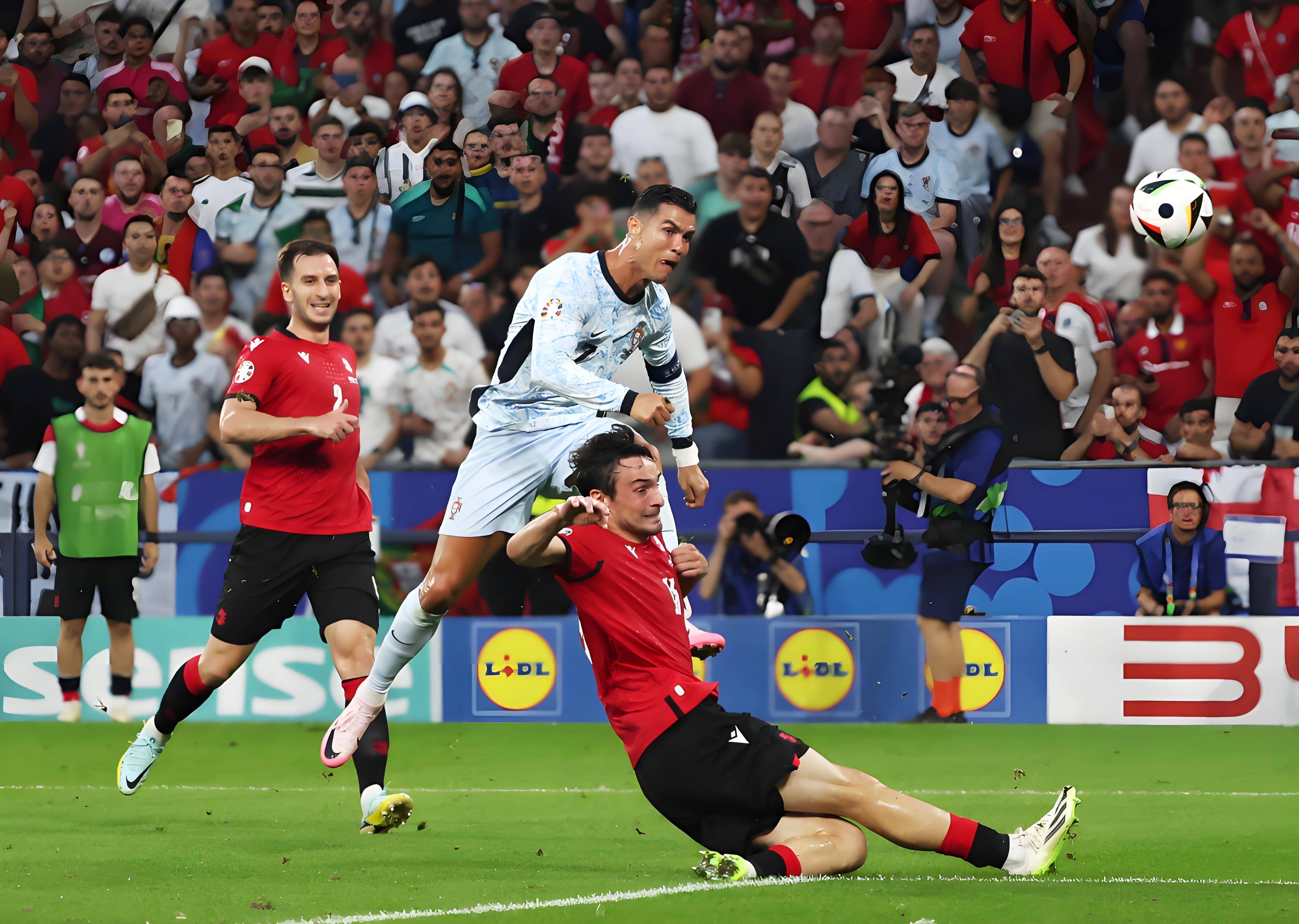 爱游戏官网-皇马鏖战智利，C罗惊艳四座