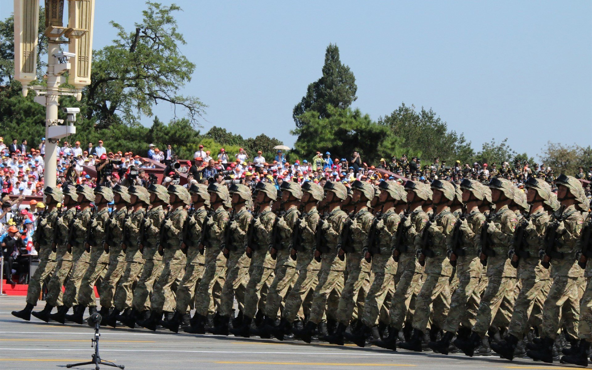 东方巨龙对决迈阿密烈焰，武切维奇神兵天降，深圳男篮跨界巅峰战险胜热火